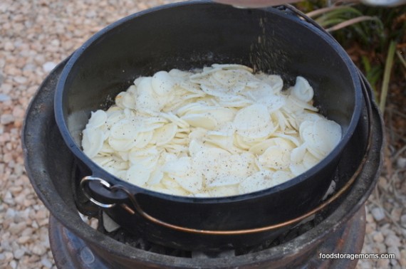 Tutorial On Using A Dutch Oven | via www.foodstoragemoms.com