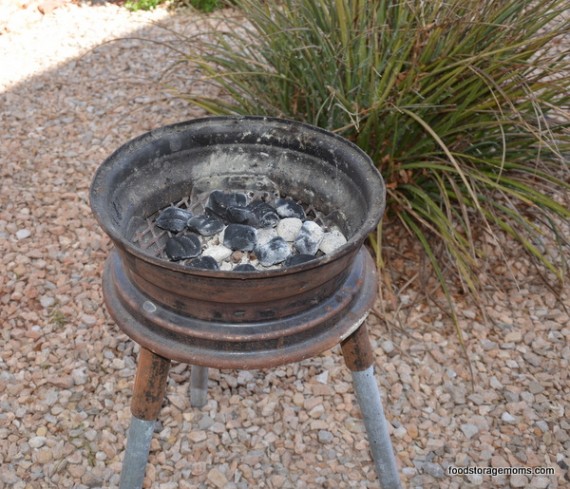 Tutorial On Using A Dutch Oven | via www.foodstoragemoms.com