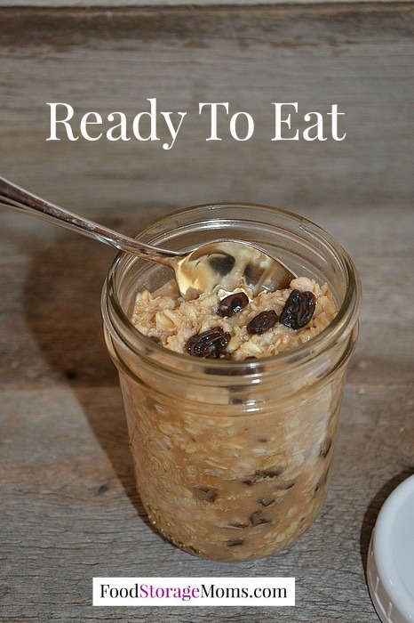 5 Mason Jar Oatmeal Recipes You Can Make Once A Week | via www.foodstoragemoms.com