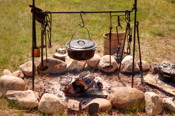 Cast Iron Dutch Oven Fire Pit Tripod Camping Outdoor Campfire Bean Stew  Cooking
